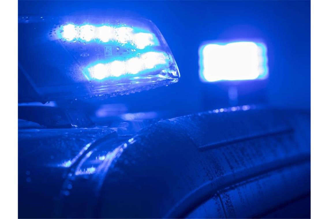 Aggressiver Autofahrer würgt 55-Jährigen Blaulichter leuchten auf einem Streifenwagen. Foto: Jens Büttner/zb/dpa/Archivbild