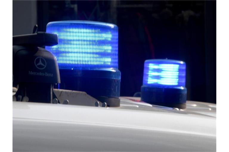 Blaulichter sind auf den Dächern von Polizeifahrzeugen zu sehen. Foto: Carsten Rehder/Archivbild