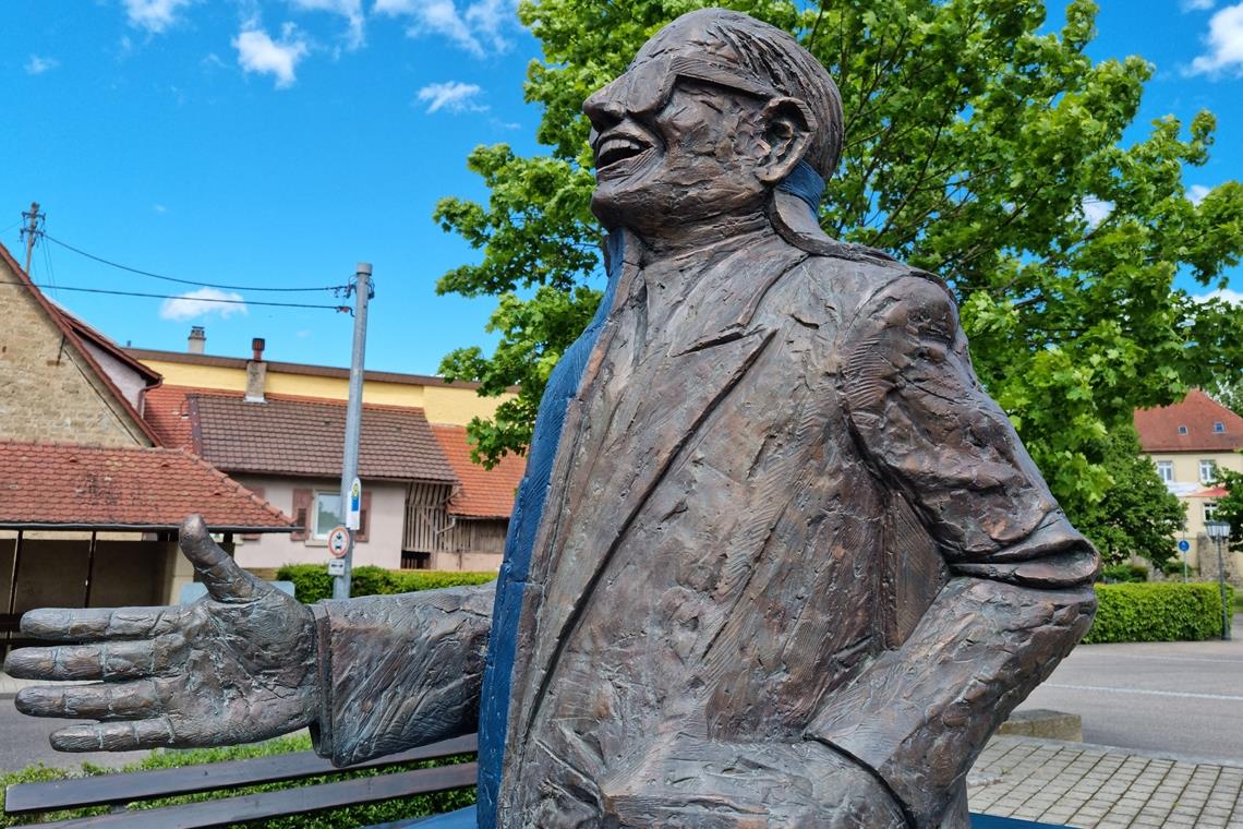 Die skurrile Welt
der Posenden „Blaumann“ aus dem Jahr 1995. Bronze, Stahl, Lackfarbe.