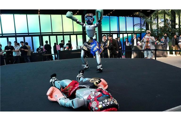 Blech-Duell: Humanoide Roboter geben eine Boxvorführung im südkoreanischen Seoul.