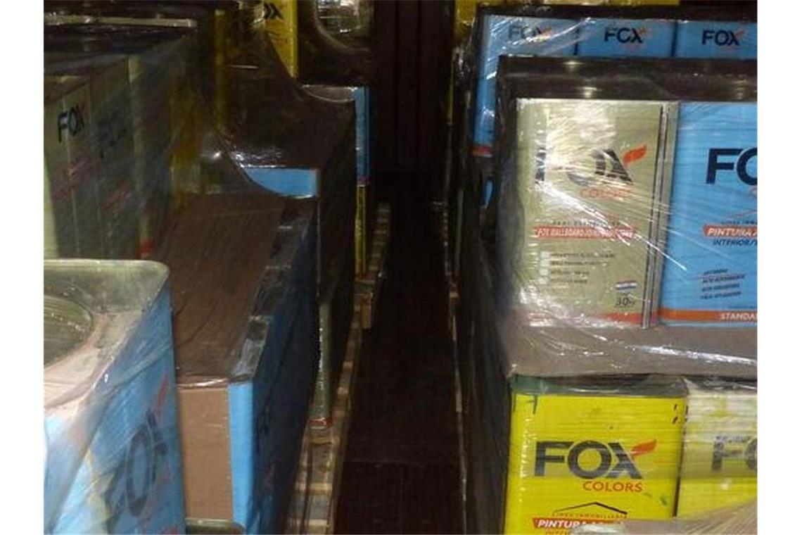 Blechdosen gefüllt mit Kokain (undatierte Aufnahme). In fünf Containern aus Paraguay hat der Hamburger Zoll mehr als 16 Tonnen Kokain sichergestellt. Foto: -/Zollfahndungsamt Hamburg/dpa