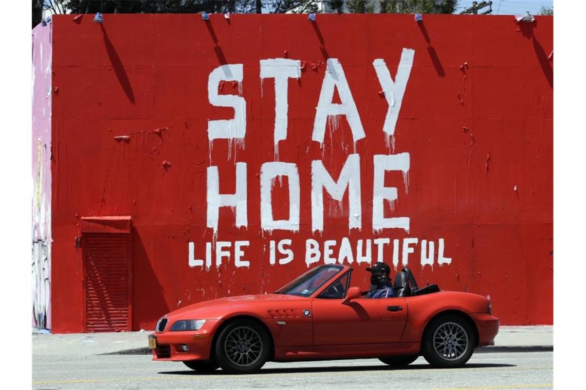 „Bleib zu Hause, das Leben ist schön“ steht auf einer Wand in Los Angeles geschrieben. Foto: Marcio Jose Sanchez/AP/dpa