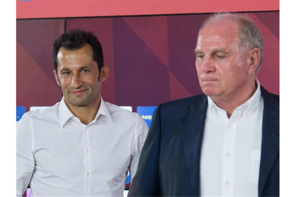 Bayern ohne Kader-Bastler Salihamidzic in die USA Bleiben während der US-Reise des Teams daheim: Sportdirektor Hasan Salihamidzic (l) und Präsident Uli Hoeneß. Foto: Peter Kneffel