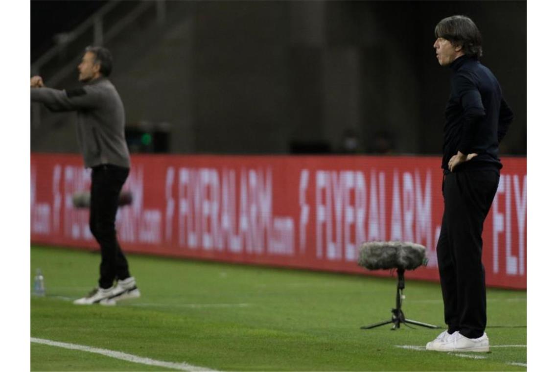 Bleibt auch nach dem Debakel in Sevilla Bundestrainer: Joachim Löw (r). Foto: Daniel Gonzales Acuna/dpa