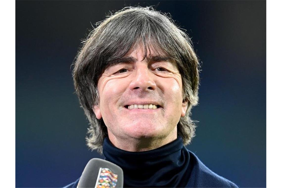 Löw führt als Bundestrainer Nationalteam zur EM 2021 Bleibt bis 2021 Bundestrainer: Joachim Löw kann seinen Kurs der Erneuerung fortsetzen. Foto: Robert Michael/dpa-Zentralbild/dpa