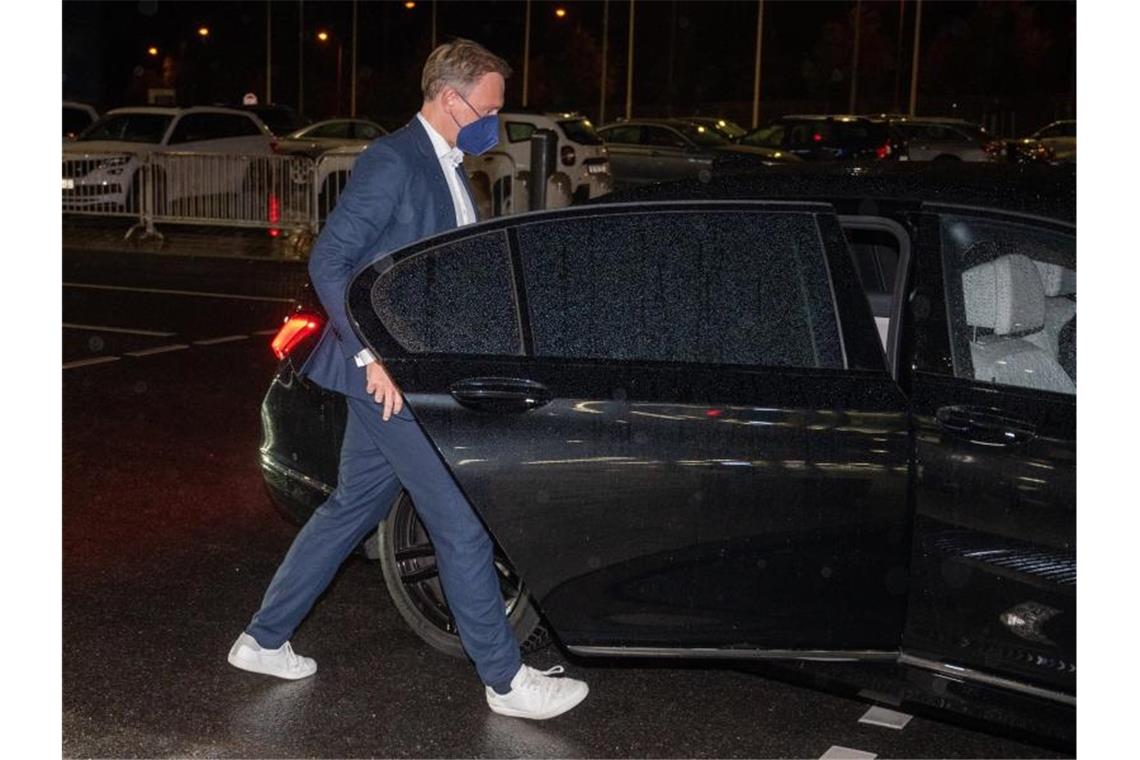Lange Sitzung der Ampel-Verhandler SPD, Grüne und FDP Bleibt die FDP bei den „roten Linien“, die nicht überschritten werden? Parteichef Christian Lindner nach den Sondierungsgesprächen. Foto: Christophe Gateau/dpa