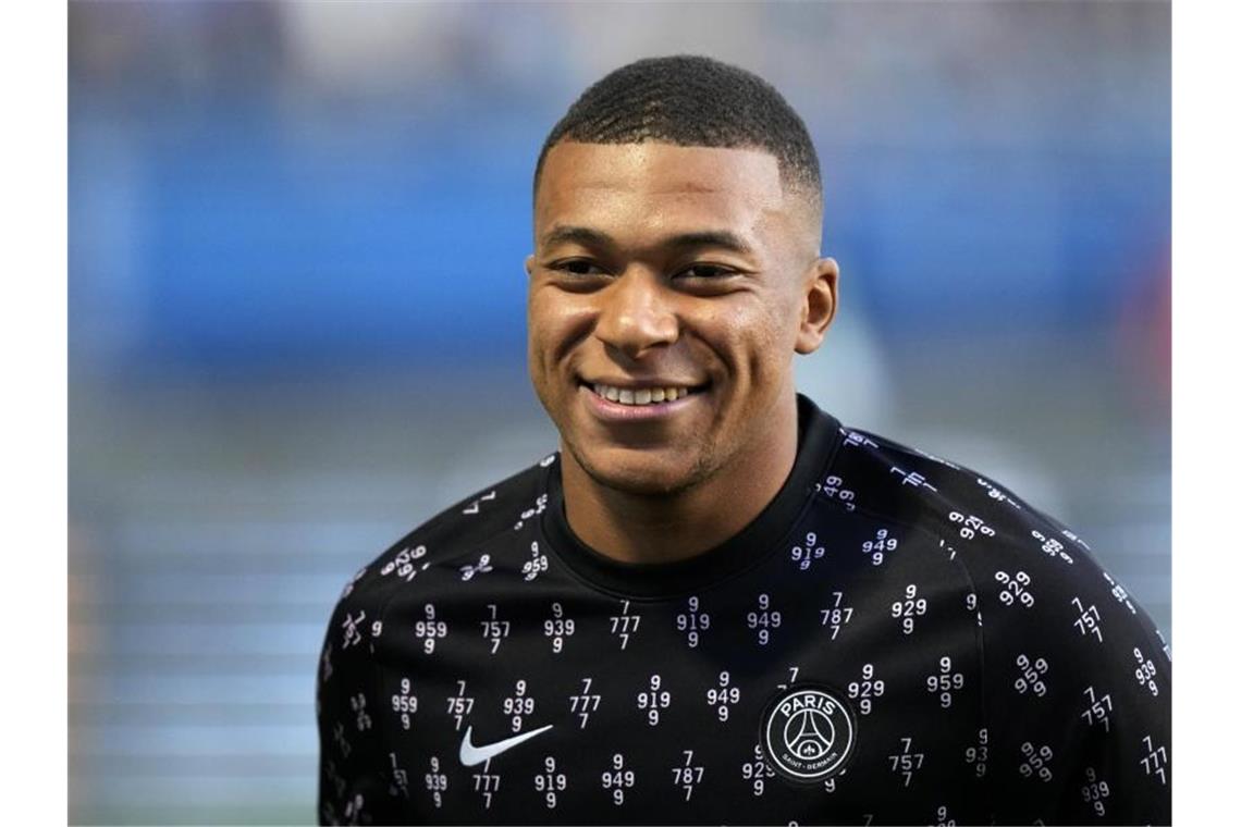 Ruhe um Mbappé in den finalen Stunden - PSG gibt nicht nach Bleibt Kylian Mbappé bei PSG oder wechselt er doch noch zu Real Madrid?. Foto: Francois Mori/AP/dpa