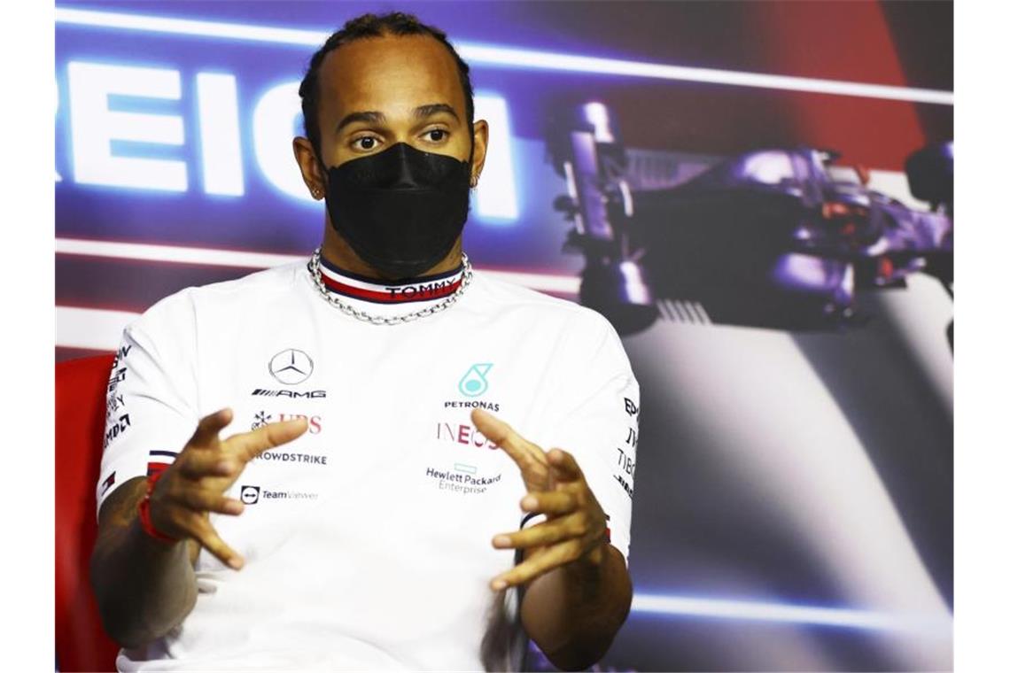 Bleibt Mercedes treu: Formel-1-Weltmeister Lewis Hamilton. Foto: Bryn Lennon/Pool Getty Images/AP/dpa