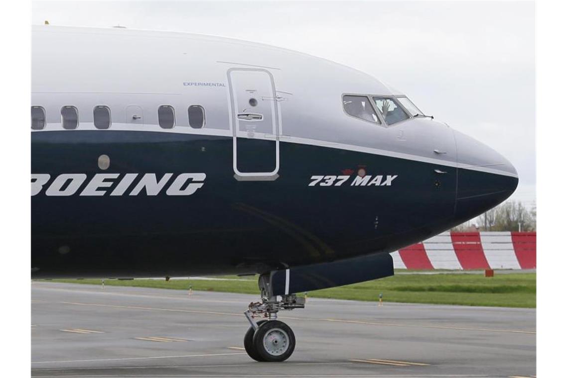 US-Aufsicht dämpft Hoffnung auf rasche 737-Max-Zulassung Bleibt weiter geparkt: Ein Flugzeug vom Typ Boeing 737 Max. Foto: Ted S. Warren/AP/dpa/Archivbild