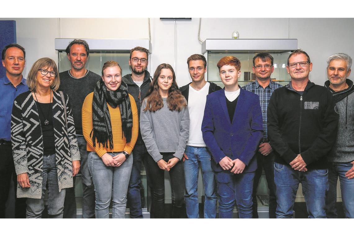Passionierte Fotografen ausgezeichnet Blende-Gewinner bei der Preisübergabe im technischen Betrieb unserer Zeitung: Ralf Blum, Helga Höfer, Dietmar van der Linden, Adline Elser, Jan Kusche , Clara Susanna Herberts, Silas Weidner, Adrian Schoenenberg, Steffen Wihofszki, Steffen Kirschke und Ingo Müller. Foto: A. Becher