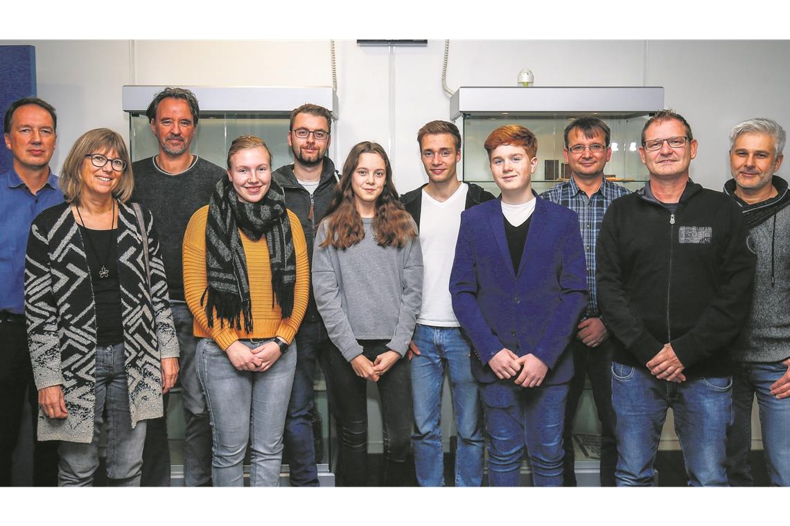 Blende-Gewinner bei der Preisübergabe im technischen Betrieb unserer Zeitung: Ralf Blum, Helga Höfer, Dietmar van der Linden, Adline Elser, Jan Kusche , Clara Susanna Herberts, Silas Weidner, Adrian Schoenenberg, Steffen Wihofszki, Steffen Kirschke und Ingo Müller. Foto: A. Becher