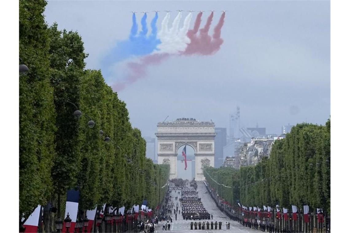 Bleu-Blanc-Rouge: Die Kunstflugstaffel zeichnet die Farben der französischen Flagge in den Pariser Himmel. Foto: Michel Euler/Pool AP/dpa
