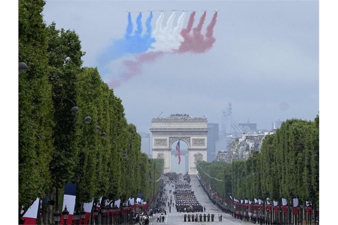 Frankreich begeht Nationalfeiertag mit großer Militärparade Bleu-Blanc-Rouge: Die Kunstflugstaffel zeichnet die Farben der französischen Flagge in den Pariser Himmel. Foto: Michel Euler/Pool AP/dpa