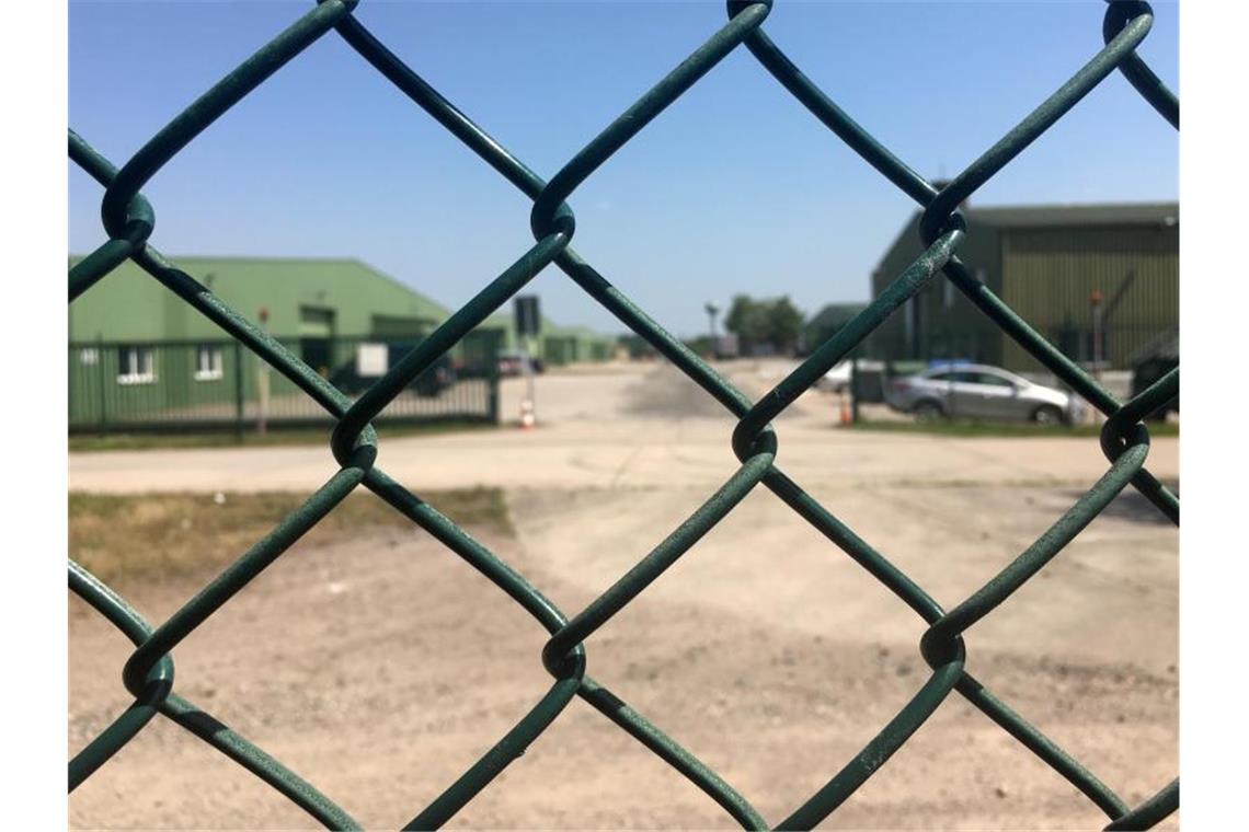 Depot-Erweiterung: Behörde stoppt Prüfung Blick am 19.07.2017 durch einen Zaun auf den US-Stützpunkt in Germersheim (Rheinland-Pfalz). Foto: Maximilian Perseke/Archivbild