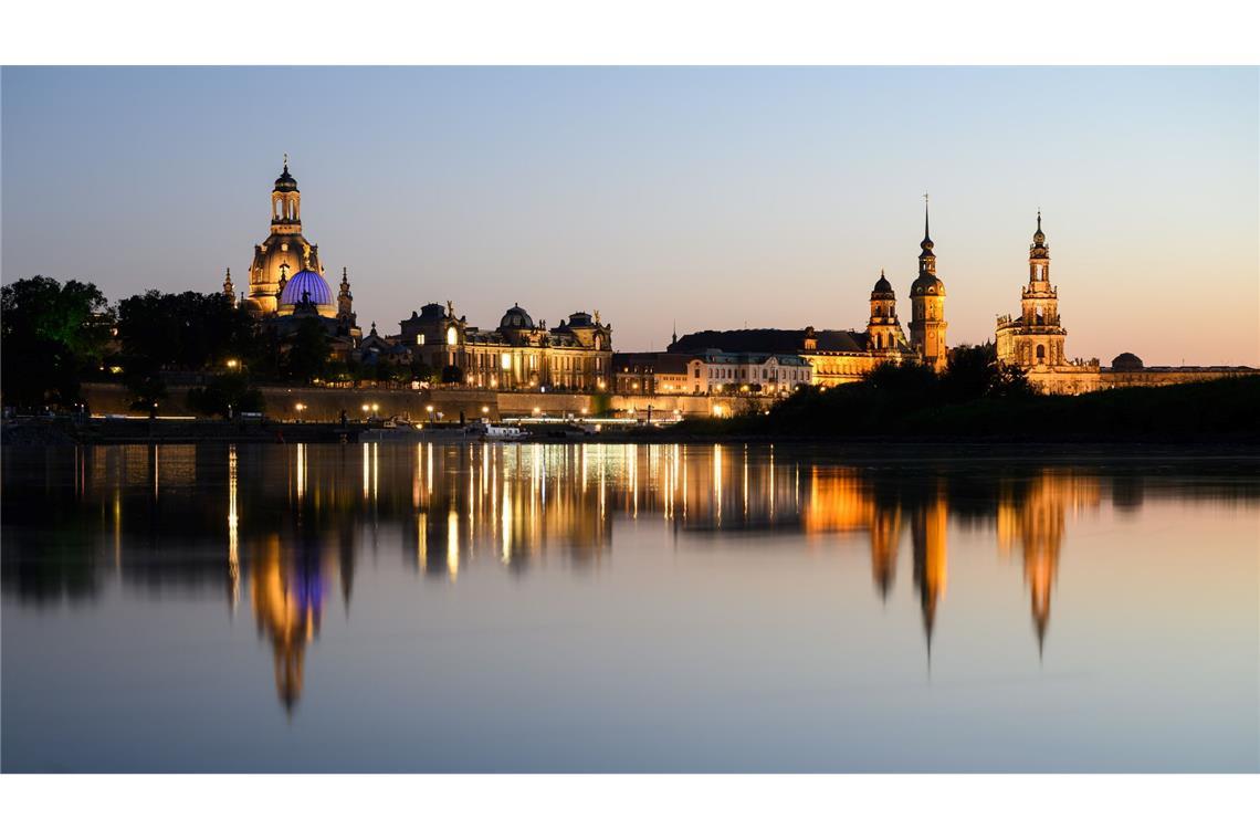 Blick am Abend auf die historische Altstadtkulisse von Dresden an der Elbe mit der Frauenkirche (l-r), der Kuppel der Kunstakedmie mit dem Engel „Fama“, dem Terrassenufer, dem Ständehaus, dem Hausmannsturm und der Hofkirche.