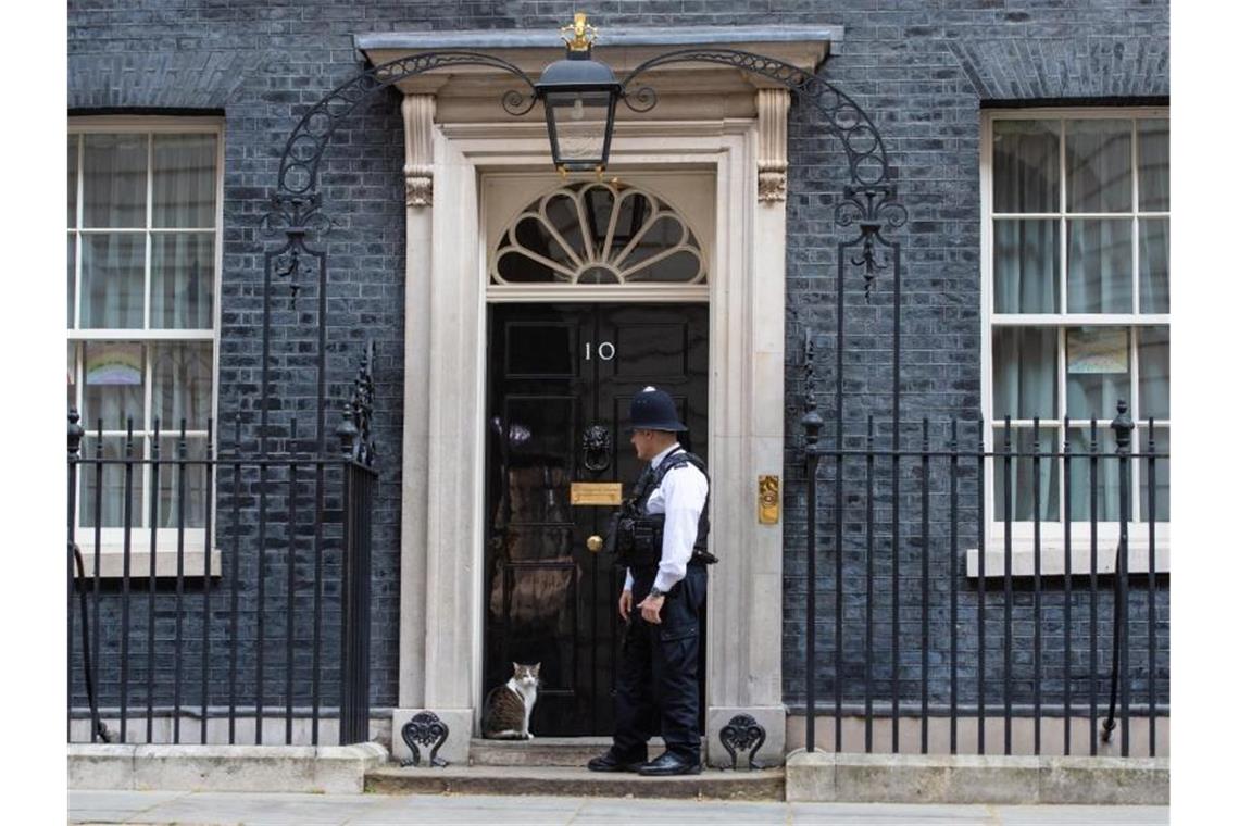 Blick aud die Downing Street 10: Der an Covid-19 erkrankte britische Premierminister Johnson befindet sich auf dem Weg der Besserung. Foto: Dominic Lipinski/PA Wire/dpa