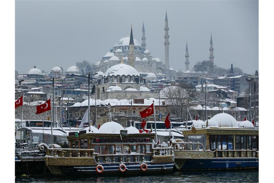 Verkehrschaos in Griechenland und der Türkei Blick auf am Goldenen Horn angedockte Touristenboote mit der Süleymaniye-Moschee im Hintergrund. Starker Schneefall hat hier in Istanbul zu einem Verkehrschaos geführt. Foto: Emrah Gurel/AP/dpa