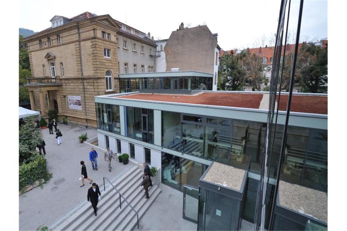 Blick auf das alte (l) und das neue Gebäude der Hochschule für Jüdische Studien in Heidelberg. Foto: Uwe Anspach/Archiv