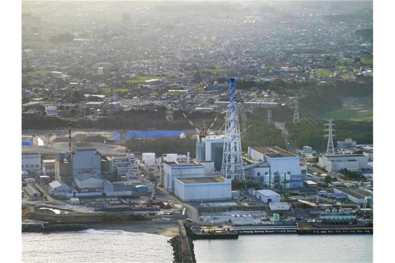 Blick auf das Atomkraftwerk Tokai Nr. 2 in der Präfektur Ibaraki in Ostjapan. Foto: -/Kyodo/dpa