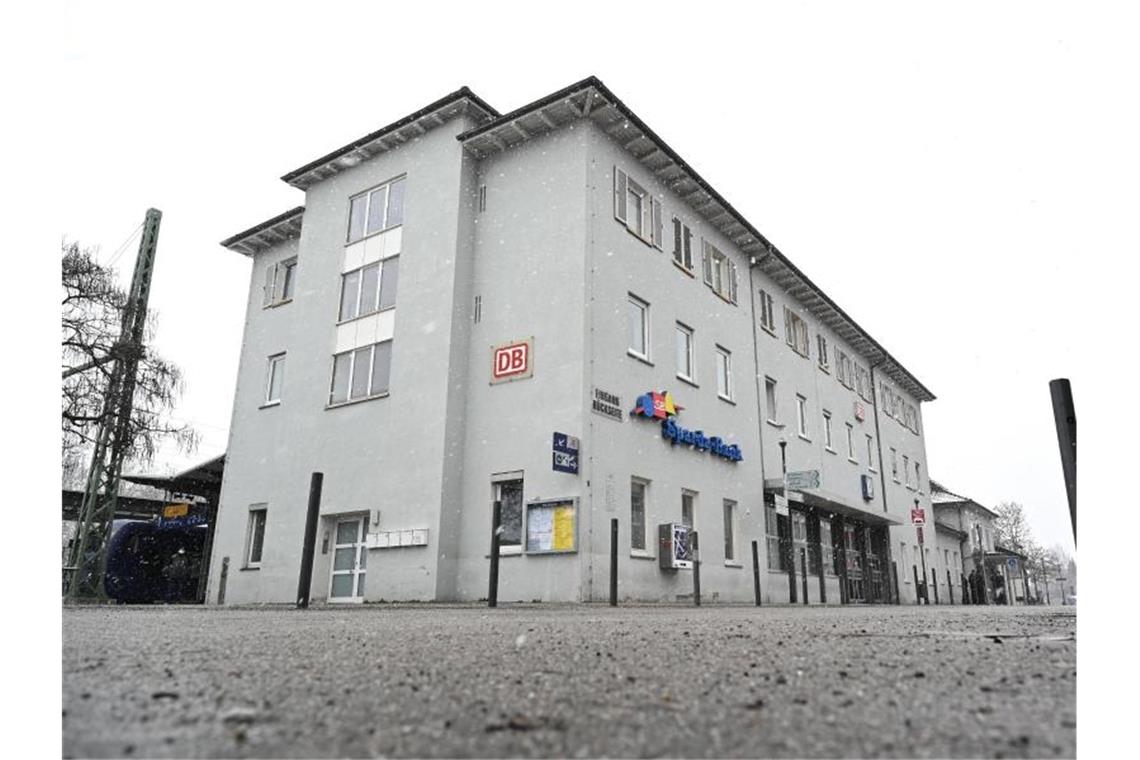 Frau tot am Bahnhof in Ravensburg gefunden: Festnahme Blick auf das Bahnhofsgebäude in Ravensburg. Foto: Felix Kästle/dpa