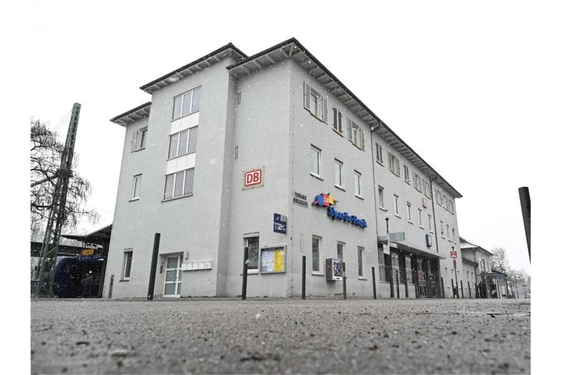 Urteil in Prozess zu Ravensburger Raubmord ist rechtskräftig Blick auf das Bahnhofsgebäude in Ravensburg. Foto: Felix Kästle/dpa/Archivbild