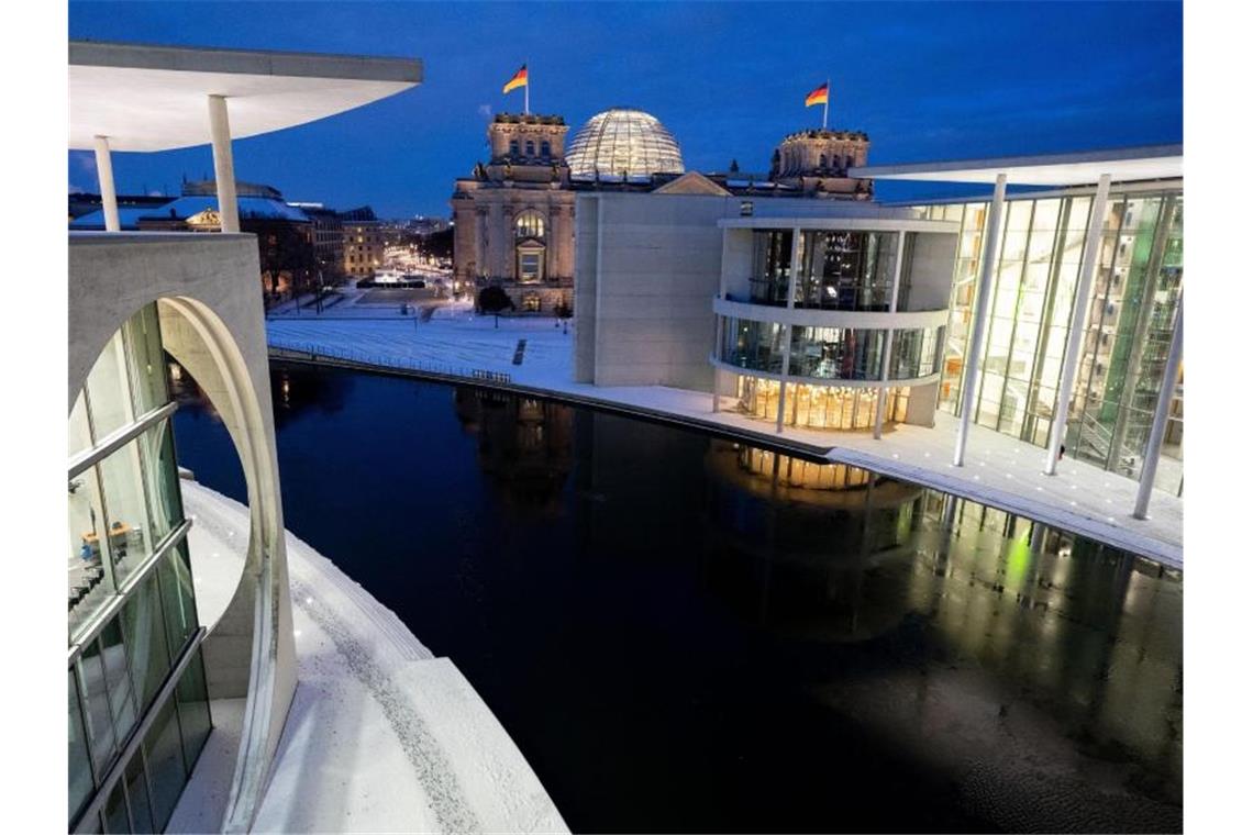 Wegen Corona: Wahl des Bundespräsidenten nicht im Plenarsaal Blick auf das Berliner Regierungsviertel mit dem Reichstagsgebäude im Hintergrund und dem Paul-Löbe-Haus rechts im Bild. Foto: Kay Nietfeld/dpa