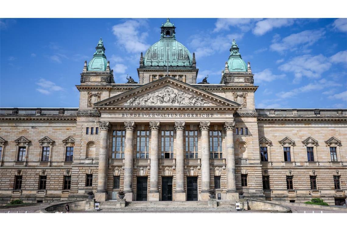 Blick auf das Bundesverwaltungsgericht (BVerwG) am Simsonplatz. Die Beteiligung an Chats mit rassistischen Inhalten hat für zwei Justizbeamte aus NRW Konsequenzen (Symbolfoto).