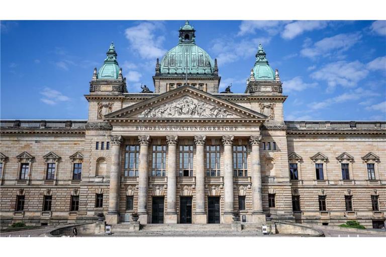 Blick auf das Bundesverwaltungsgericht (BVerwG) am Simsonplatz. Die Beteiligung an Chats mit rassistischen Inhalten hat für zwei Justizbeamte aus NRW Konsequenzen (Symbolfoto).