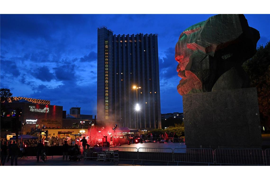 Blick auf das Congress Hotel unweit des Karl-Marx-Monuments in Chemnitz (Archivbild)