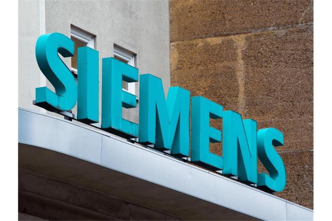 Blick auf das Eingangstor von Siemens in Berlin. Foto: Soeren Stache/dpa-Zentralbild/dpa