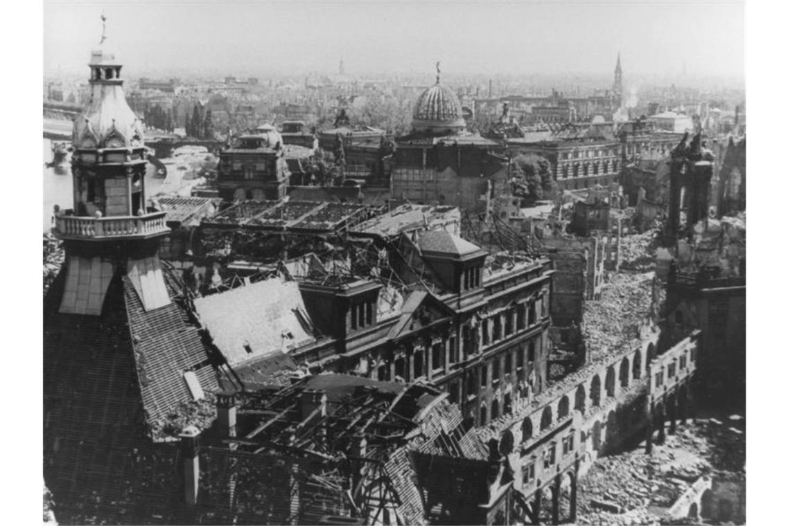 Blick auf das fast völlig zerstörte Stadtzentrum von Dresden. In der Nacht vom 13. auf den 14. Februar 1945 griffen amerikanische und britische Flugzeuge an. Foto: picture alliance / dpa