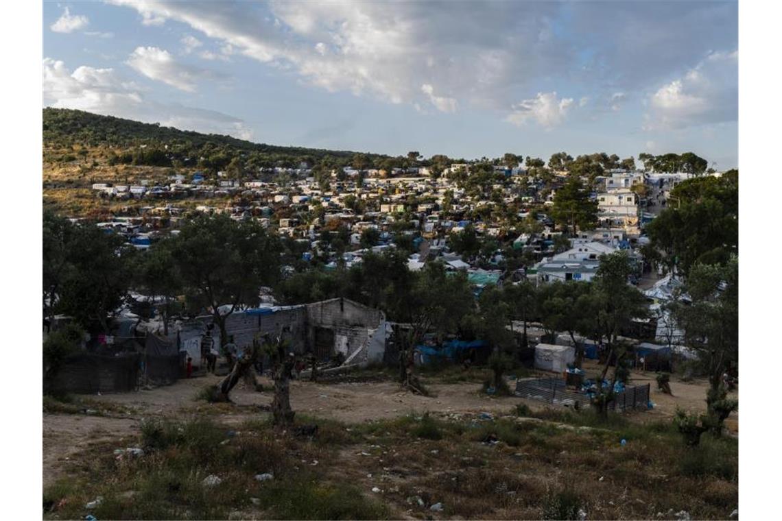 Blick auf das Flüchtlingslager Camp Moria und angrenzende Behelfslager. Foto: Angelos Tzortzinis/DPA