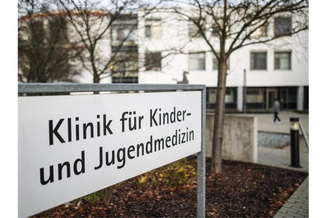 Blick auf das Gebäude der Klinik für Kinder- und Jugendmedizin des Universitätsklinikums Ulm. Es schien ein schreckliches Verbrechen: Eine Kinderkrankenschwester soll Babys mit Morphium vergiftetet haben. Der Verdacht gegen die Frau kann nun nicht mehr aufrechterhalten werden. (zu dpa: „Kein Gift - Ulmer Kinderkrankenschwester aus Untersuchungshaft frei“). Foto: Christoph Schmidt/dpa