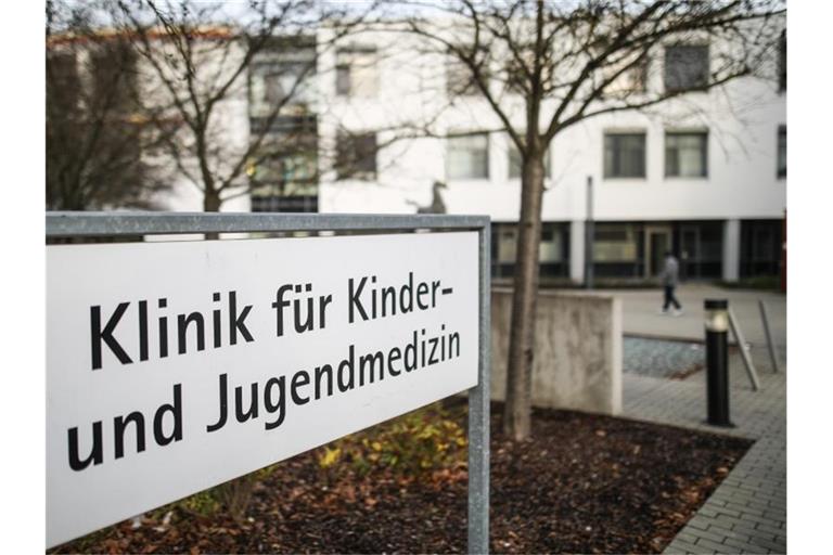 Blick auf das Gebäude der Klinik für Kinder- und Jugendmedizin des Universitätsklinikums Ulm. Foto: Christoph Schmidt/dpa/Archivbild