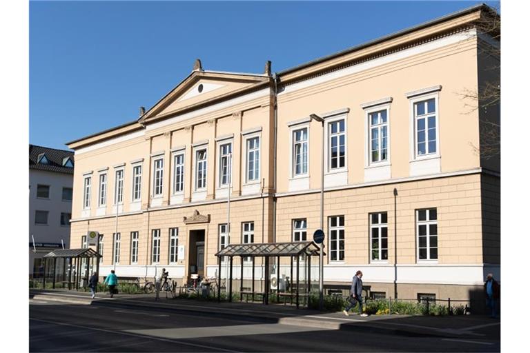 Blick auf das Gebäude des Landgerichts. Mit der Anklageverlesung hat heute der Mordprozess gegen eine 15-Jährige begonnen. Foto: Friso Gentsch/dpa
