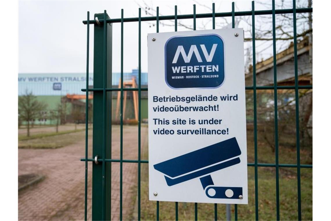 MV Werften: Kurzfristige Lösungen für zwei Standorte Blick auf das Gelände der MV Werften in Stralsund. Foto: Stefan Sauer/dpa