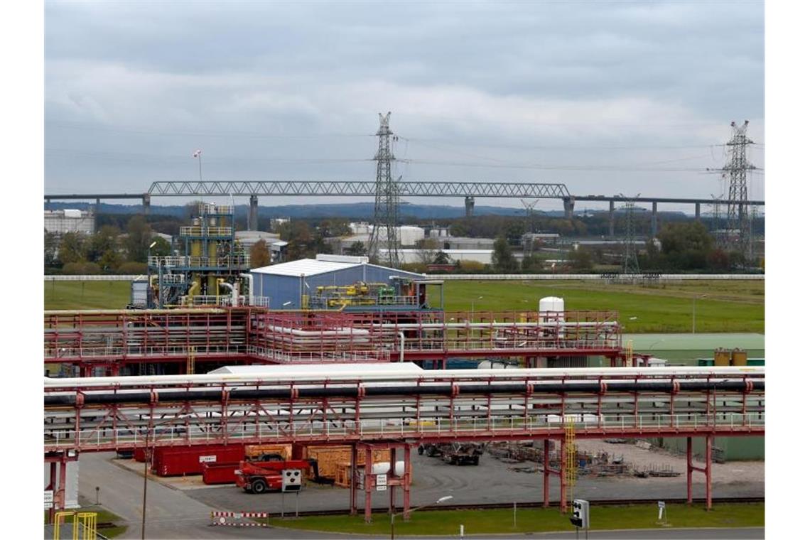 Blick auf das Gelände des Chemie-Unternehmens Covestro im Industriepark von Brunsbüttel. Foto: Carsten Rehder/dpa