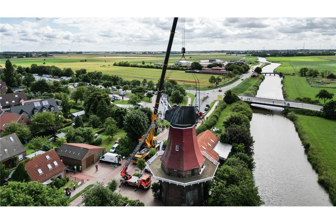 Rote Windmühle in Greetsiel hat Kappe wieder Blick auf das Greetsieler Wahrzeichen, die Rote Windmühle. (Luftaufnahme mit einer Drohne).