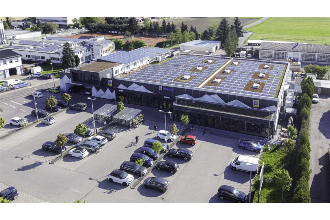 Blick auf das Hauptgeschäft von Edeka Berger in Pforzheim-Huchenfeld.