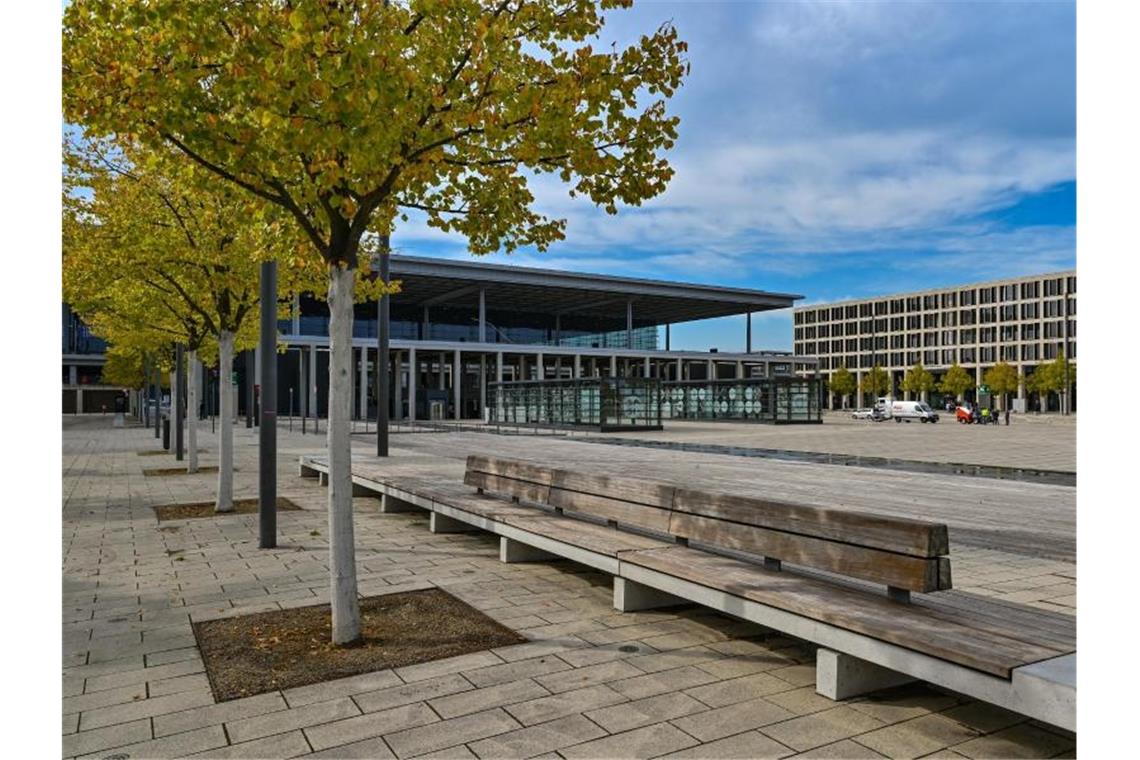 Blick auf das Hauptterminal (l.) und ein Nebengebäude vom Flughafen Berlin Brandenburg „Willy Brandt“ (BER). Foto: Patrick Pleul/dpa-Zentralbild/dpa