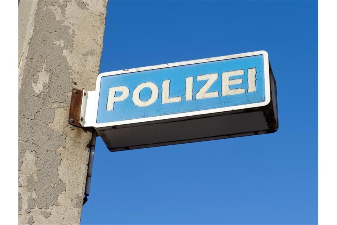 Unbekannter zerstört Biberdamm Blick auf das Hinweisschild eines Polizeireviers. Foto: Stefan Sauer/Archivbild
