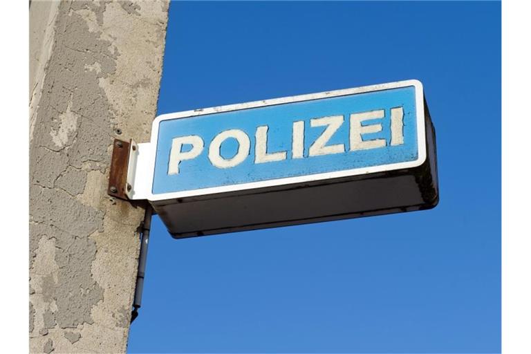 Blick auf das Hinweisschild eines Polizeireviers. Foto: Stefan Sauer/Archivbild