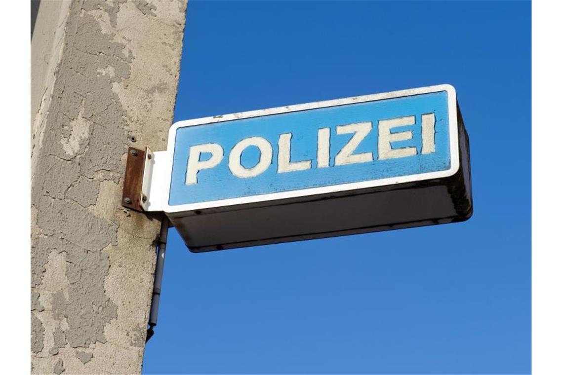 Blick auf das Hinweisschild eines Polizeireviers. Foto: Stefan Sauer/Archivbild