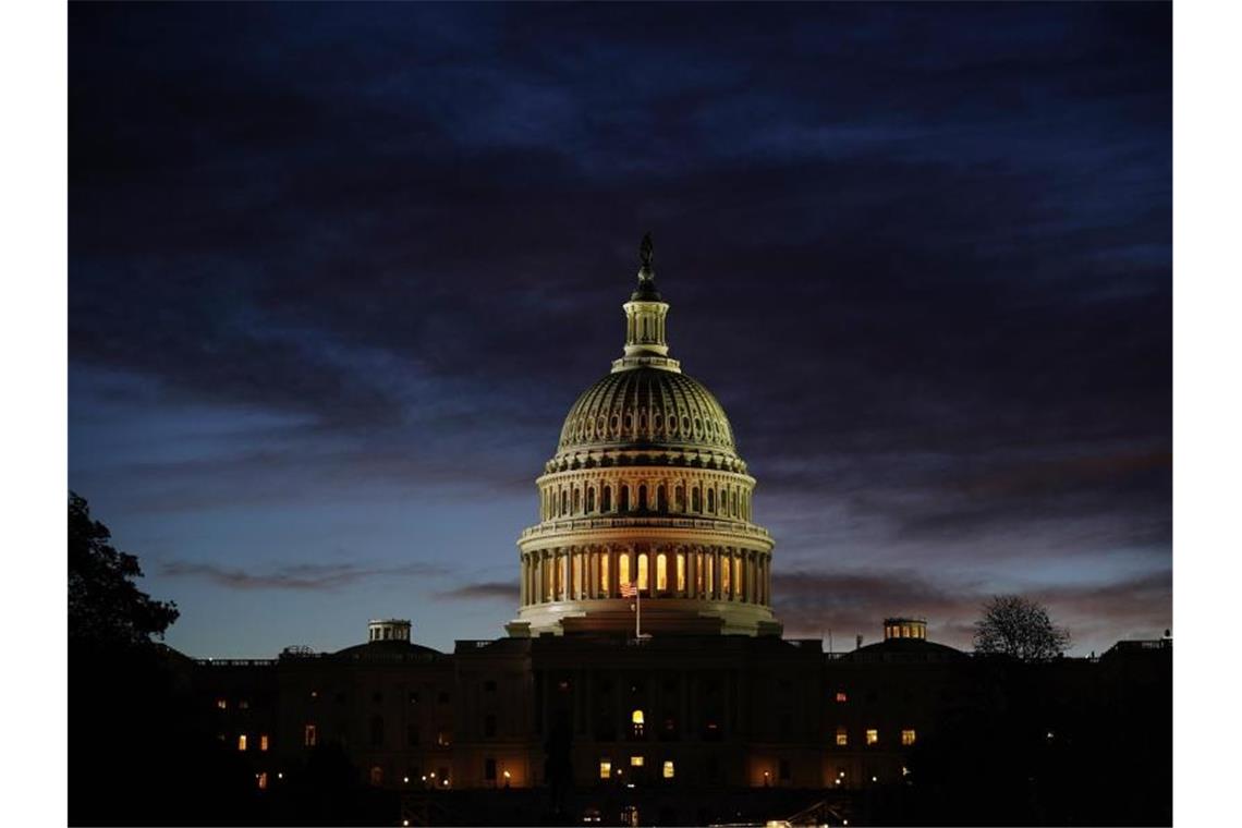 Blick auf das Kapitol im Morgengrauen - das US-Repräsentantenhaus wird komplett gewählt, der Senat zu rund einem Drittel. Foto: J. Scott Applewhite/AP/dpa