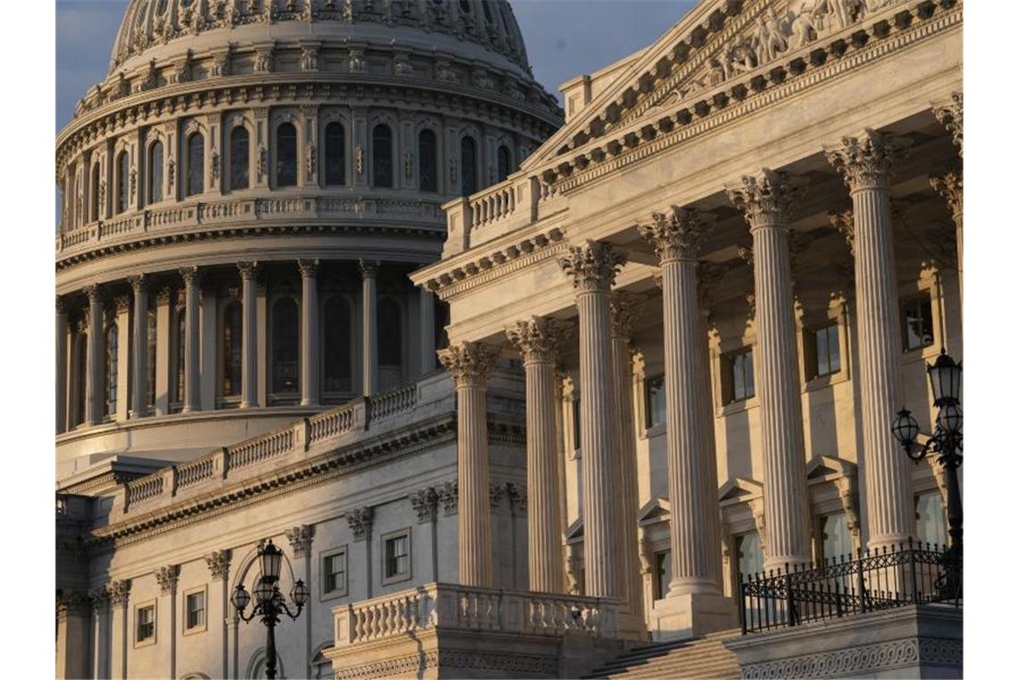 Blick auf das Kapitol in Washington. Das US-Konjunkturpaket soll noch einmal aufgestockt werden. Foto: J. Scott Applewhite/AP/dpa