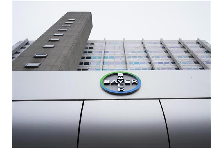 Blick auf das Logo des Chemiekonzerns Bayer AG in Berlin. Bayer hat sich in den USA auf einen Vergleich im Rechtsstreit geeinigt. Foto: Jörg Carstensen/dpa