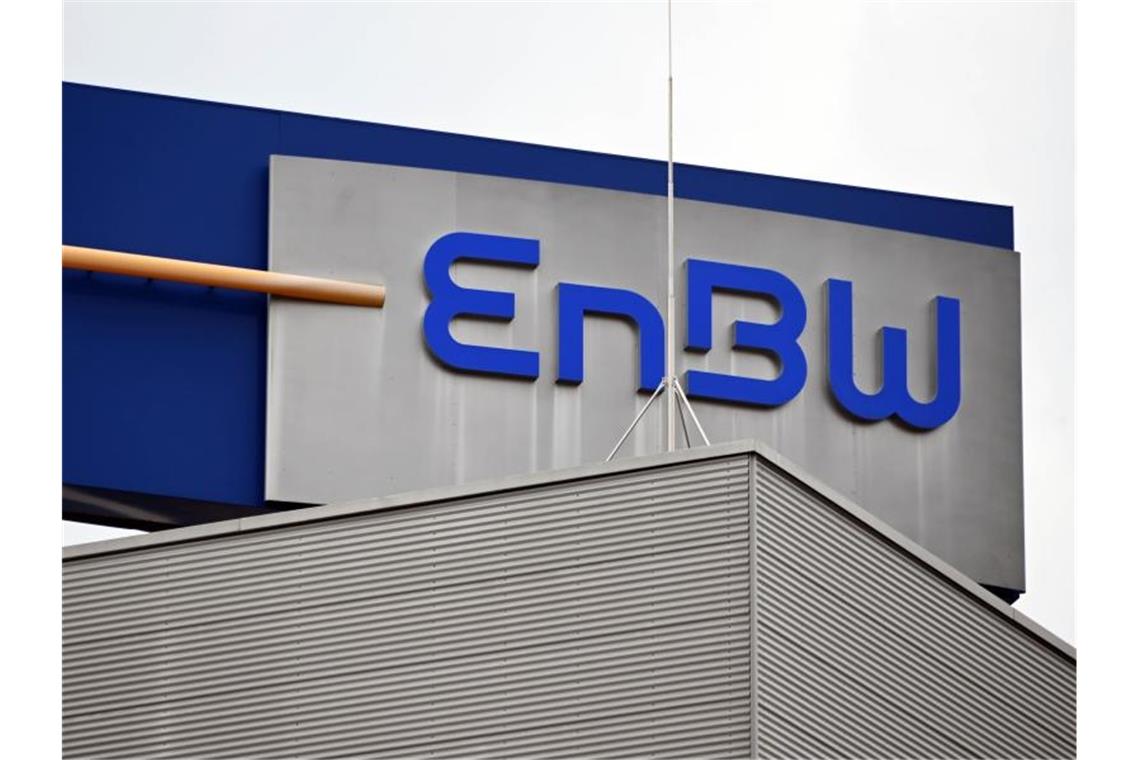 EnBW hält trotz Verlust an Prognose für 2021 fest Blick auf das Logo des Energiekonzern Energie Baden-Württemberg an der Firmenzentrale. Foto: Uli Deck/dpa/Archivbild