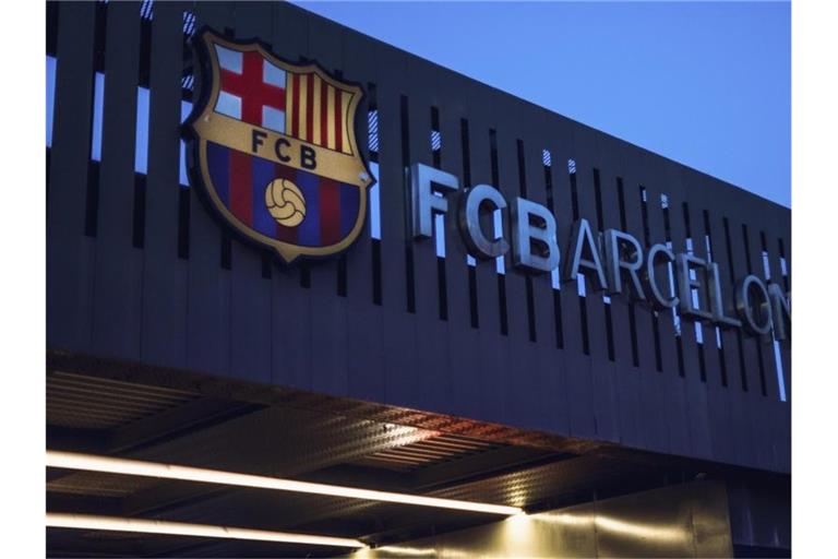 Blick auf das Logo des FC Barcelona am Camp Nou Stadion. Foto: Matthias Oesterle/dpa