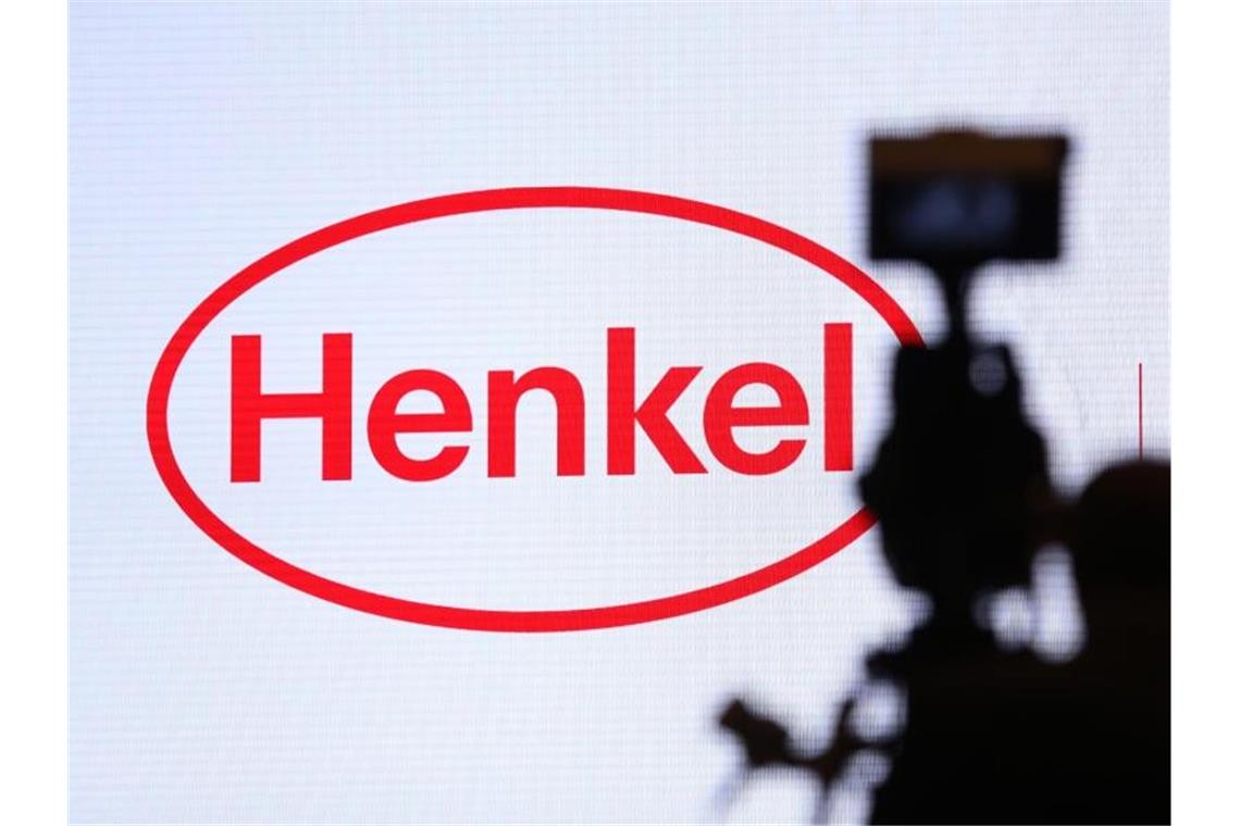 Henkel: Gute Geschäfte mit Persil, Einbrüche bei Klebstoff Blick auf das Logo des Konsumgüterkonzerns Henkel bei einer Hauptversammlung. Foto: picture alliance/Ina Fassbender/dpa/Archivbild