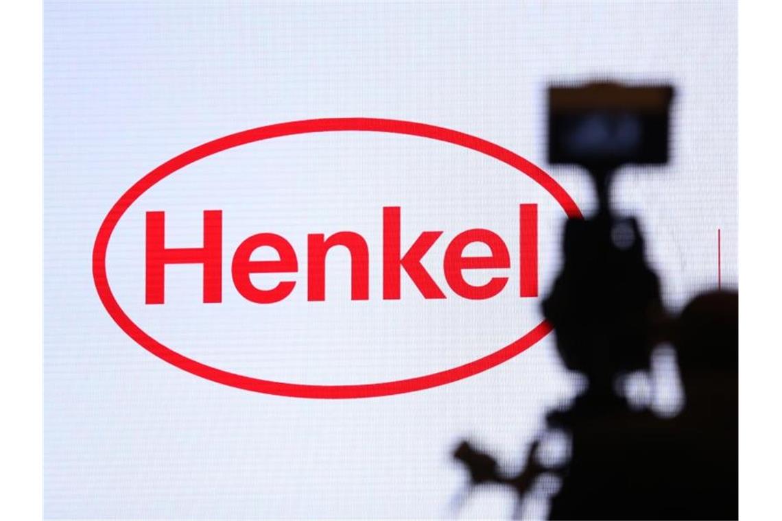 Blick auf das Logo des Konsumgüterkonzerns Henkel bei einer Hauptversammlung. Foto: picture alliance/Ina Fassbender/dpa/Archivbild